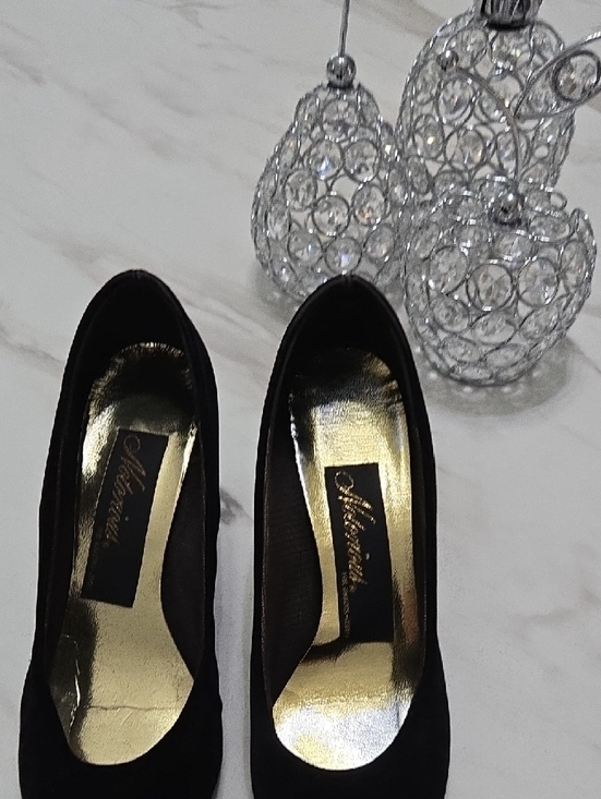 Vintage Notorious heels for Bakers-Leeds . Women's Black Suede with Gold Insole - Picture 8 of 9